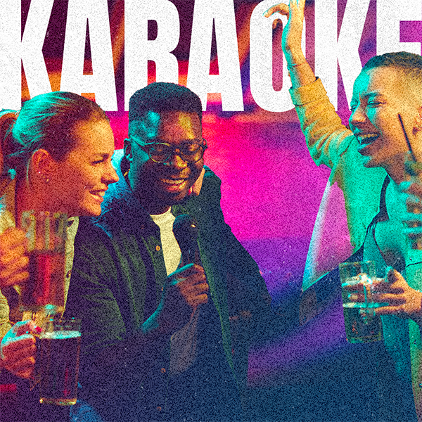 Groupe d’amis chantant lors d’une soirée karaoké à Virtual Arena Nevers