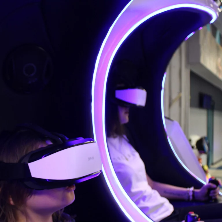 Plongez dans un cinéma VR dynamique à Virtual Arena Nevers : vibrations, mouvements et immersion totale.