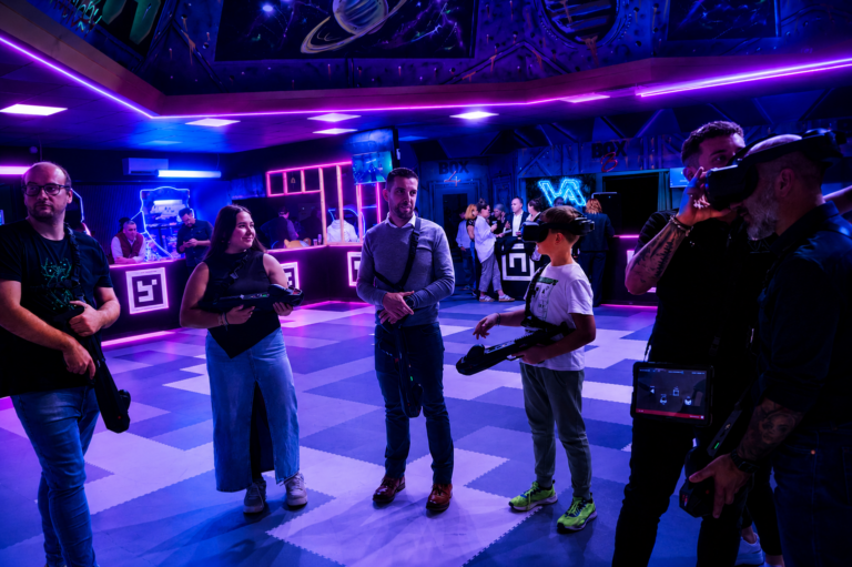 Groupe de joueurs équipés de casques VR et pistolets laser dans la Box Arcade VR de Virtual Arena