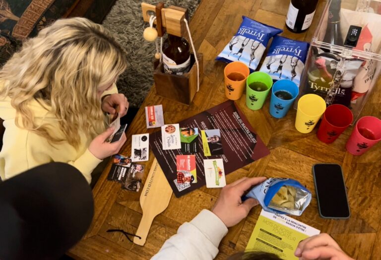 Table de jeu "Escape Games L'Apéro" avec cadenas, indices et gobelets colorés, vue du dessus