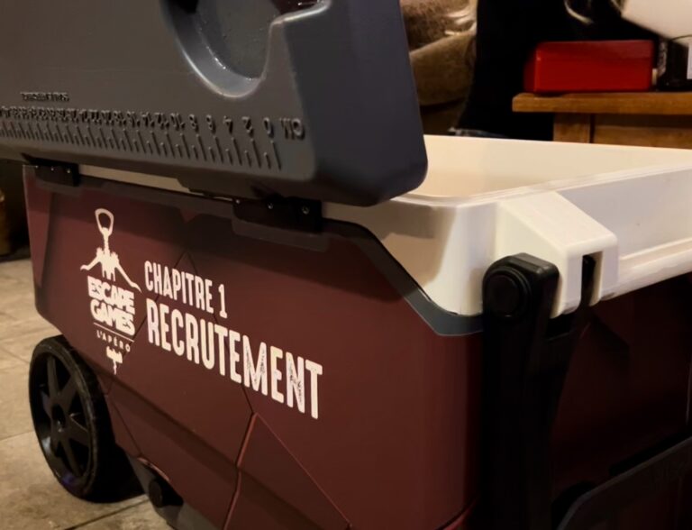 Gros plan sur la glacière "Escape Games L'Apéro" Chapitre 1 Recrutement avec son cadenas à combinaison