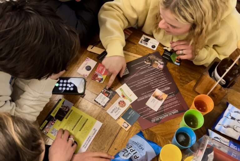 Groupe d'amis résolvant les énigmes du jeu "Escape Games L'Apéro" autour d'une table