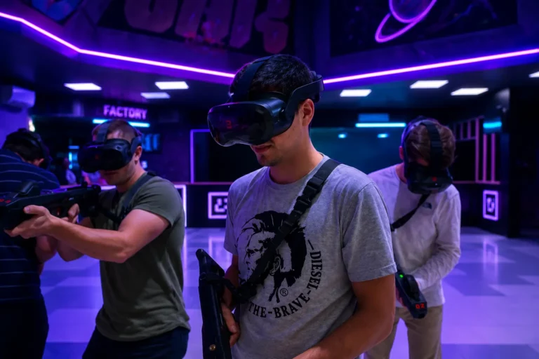 Groupe de joueurs équipés de casques VR et pistolets laser dans la Factory de Virtual Arena