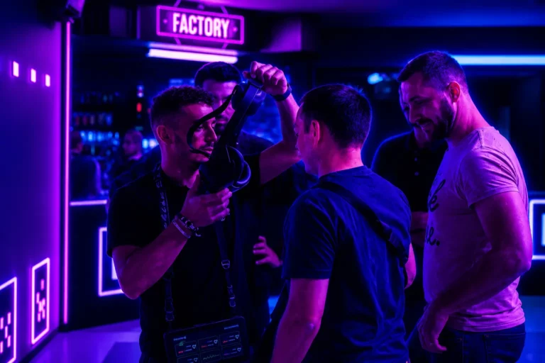 Groupe d'amis équipés de casques VR échangeant avant une session dans la Factory de Virtual Arena
