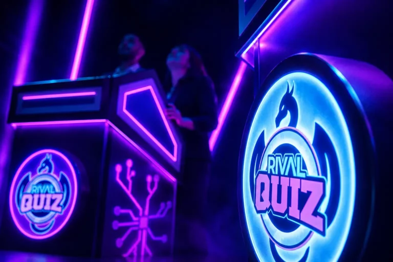 Trophées lumineux "Rival Quiz" en forme de dragon devant un pupitre de jeu aux néons violets