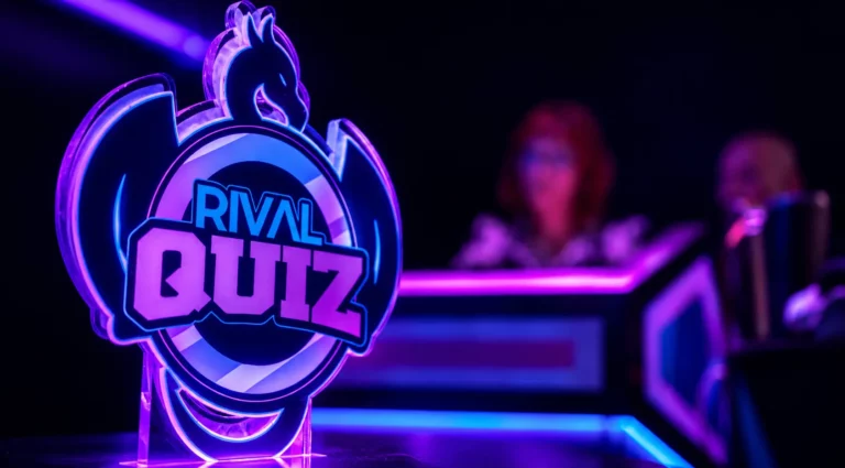 Trophée lumineux "Rival Quiz" en forme de dragon posé sur la table de jeu