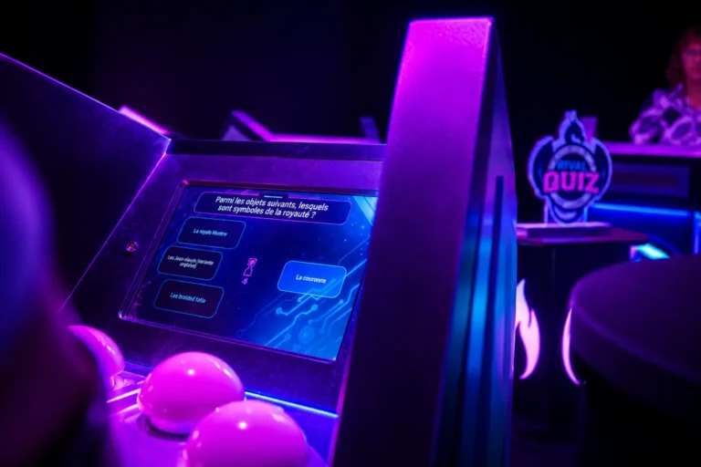 Écran tactile du jeu "Rival Quiz" affichant une question à choix multiples avec boutons lumineux roses