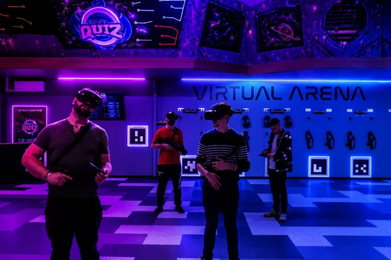 Salle Virtual Arena aux néons violets avec casques VR alignés sur des supports muraux lumineux