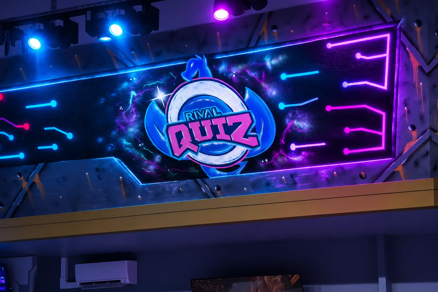 Enseigne lumineuse "Rival Quiz" avec logo dragon néon bleu et rose au-dessus de la zone de jeu