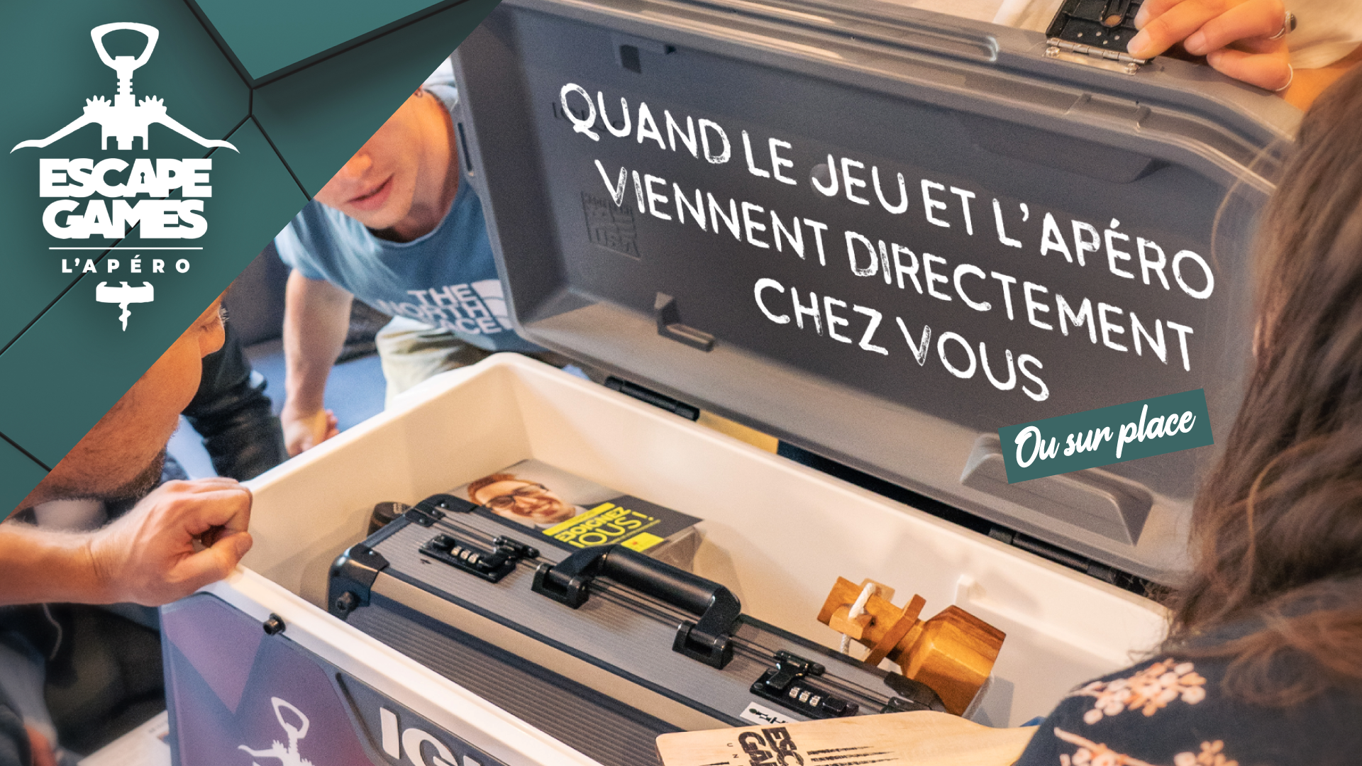 Affiche "Escape Games L'Apéro" : mallette de jeu ouverte avec cadenas et accessoires, à domicile ou sur place